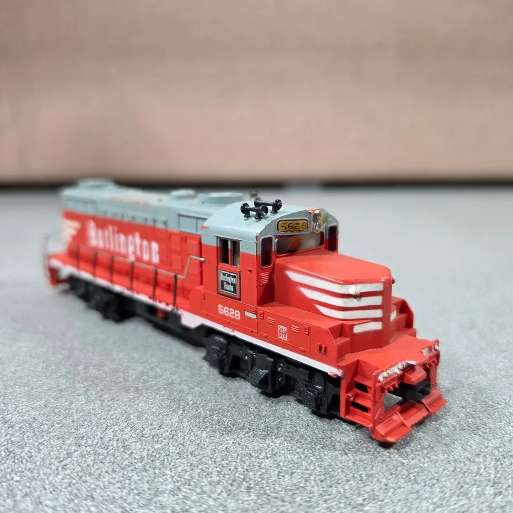 Mantua Tyco‎ GP20 Diesel Locomotive Burlington Route 5628 HO Scale Red Good